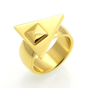 Moderner Ring aus Roségold mit geometrischem Dreieck und Pyramiden-Niete auf breitem Band