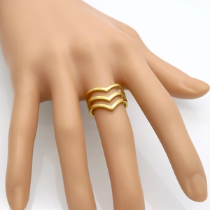 Anello a tre strati a forma di V in acciaio al titanio dorato dal design minimalista