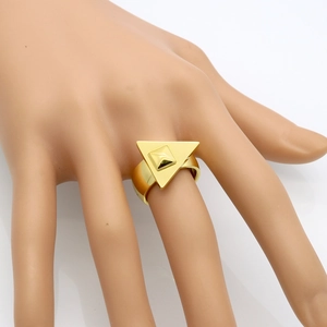 Detailansicht matter roségoldener Ring mit geometrischem Dreieck und Pyramide