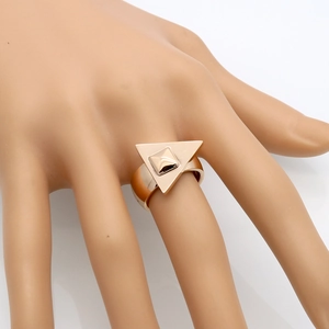 Minimalistischer roségoldener geometrischer Ring mit Dreieck und Nieten-Design