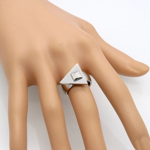 Minimalistischer geometrischer Dreiecksring aus Edelstahl mit quadratischem Bolzen