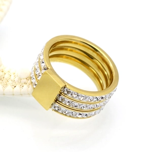 Gros plan détaillé d'une bague large plaquée or 18K avec trois rangées de zircons