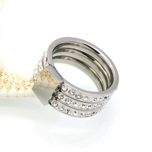 Vue détaillée de la bague triple argentée avec cristaux pavés et clou pyramidal chic