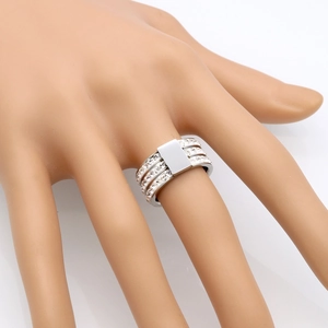 Bague en argent 18K à trois rangées de diamants avec plaque métallique sur main mannequin