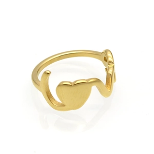 Bague en acier titane doré avec motif cœur et gravure LOVE sur fond blanc réfléchissant