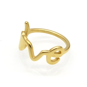 Détail d'une bague en acier inoxydable doré avec inscription Love en cursive