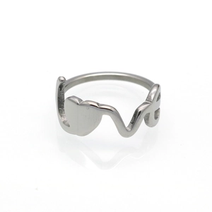 Bague en acier inoxydable argenté avec lettres Love cœur et reflet élégant sur fond blanc