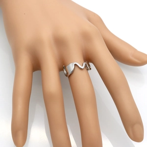 Bague en acier titane argenté poli avec design vague abstrait et anneau ouvert réglable