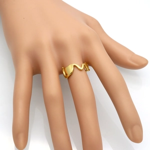 Bague vague plaquée or minimaliste avec un design profilé irrégulier pour hommes et femmes