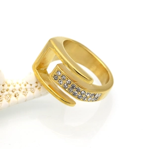 Macro di anello aperto in acciaio inossidabile placcato oro 18k con piccoli cristalli