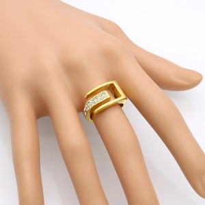 Anello geometrico incrociato placcato oro 18k con cristalli luminosi su mano di modella
