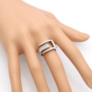 Anello aperto in argento lucido con dettagli in pavé di zirconi e design avvolgente