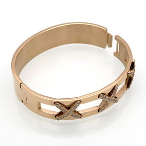 Poliertes Armband in Roségold mit drei X-förmigen Mustern und Diamantbesatz