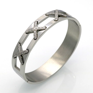 Makroaufnahme von Titanstahl-Armband mit dreifachem X-Zirkon-Pavé und Klappverschluss