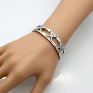 Detailansicht eines breiten Titanstahl-Armreifs mit dreifachen X-förmigen Diamant-Akzenten