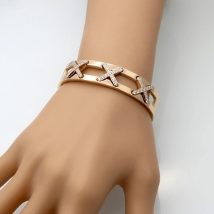 Luxuriöses Roségold-Armband mit drei X-förmigen, diamantbesetzten Hohldesigns