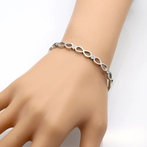 Bracelet infini minimaliste en argent avec accents de zircone au poignet