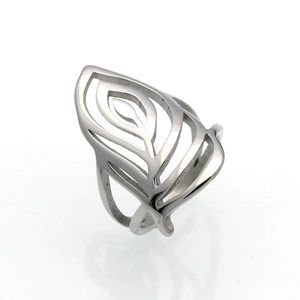 Détail du motif feuille ajourée sur bague vintage en acier titane pour femme