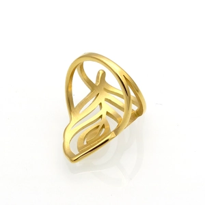 Gros plan d'une bague feuille dorée ajourée montrant la texture brossée et les détails
