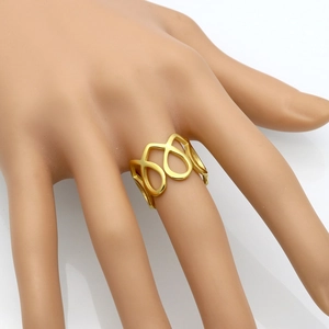 Chic gold geometric openwork ring with minimalist curved links on a model's hand