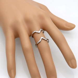 Minimalistische silberne Doppel-V-Ringe im Stapeldesign an der Modellhand