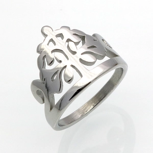 Vue détaillée du motif arbre de vie ajouré sur une bague en acier inoxydable poli