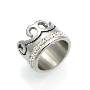 Détail de la bague couronne en argent ornée d'une double rangée de zircons blancs