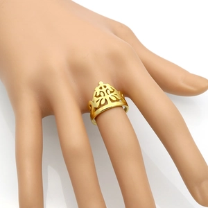 Bague en acier inoxydable doré ajourée arbre et couronne portée à la main