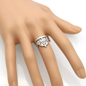 Bague couronne ajourée en acier inoxydable pour femme portée sur la main