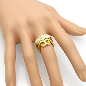 Bague couronne dorée avec double rangée de zircons et finition polie sur la main
