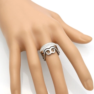 Bague en acier titane avec cristaux double rangée et motifs filigranes ajourés sur la main