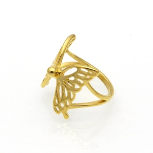 Anillo de mariposa dorado con alas caladas y detalles grabados sobre fondo blanco