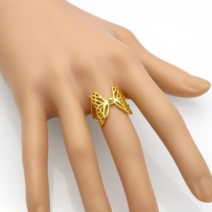Elegante anillo abierto de mariposa hueca dorada con textura de ala detallada