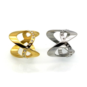 Minimalistische Infinity-Ringe in Gold und Silber mit funkelnden Strasssteinen