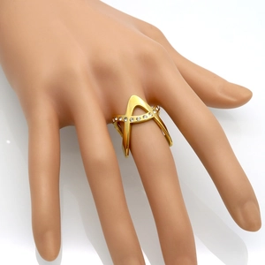 Minimalistischer goldener Titanring mit Zirkonia-Steinen für Damen am Modell getragen