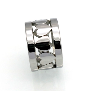 Bague large en acier inoxydable argenté poli avec motifs de cœurs évidés sur fond blanc