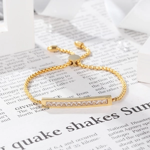 Bracelet ajustable en acier titane doré avec zircons rectangulaires et fermoir coulissant