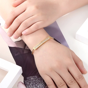 Bracelet ajustable en acier titane doré avec barre pavée de zircons cubiques pour femme