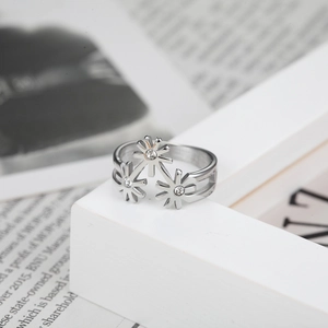 Three-daisy titanium steel ring with sparkling zircon crystals in a silver finish