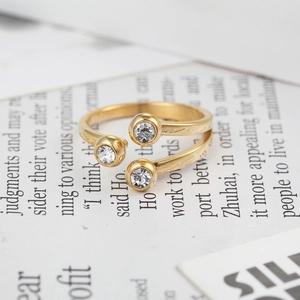 Minimalistischer Spiralring in Gold mit drei Zirkonia-Steinen im Bypass-Design