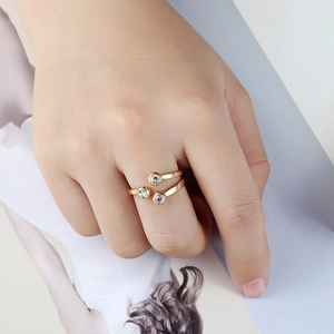 Minimalistischer vergoldeter offener Ring mit drei funkelnden Zirkonia-Steinen