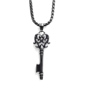 Collier pendentif clé vintage en acier inoxydable avec motifs ciselés et chaîne à maillons