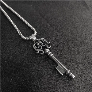Collier avec pendentif clé gothique rétro en acier inoxydable et motifs évidés