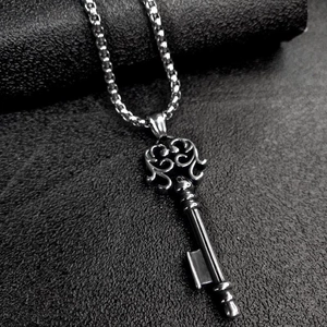 Collier pendentif clé punk rétro en acier titane avec motifs totem et chaîne de boîte