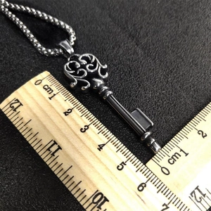 Collier pendentif clé en acier titane punk avec totem rétro et chaîne torsadée épaisse