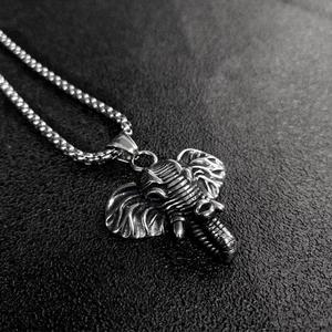 Gros plan du collier pendentif éléphant hip hop vintage avec chaîne à mailles carrées