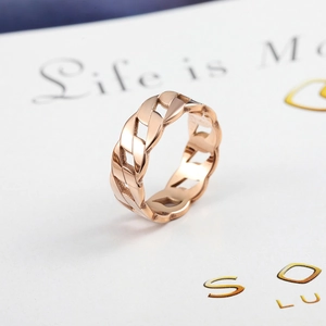 Close-up of rose gold Cuban link chain ring featuring a polished metallic texture finish