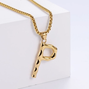 Gros plan du pendentif lettre P doré 3D avec une texture organique et fluide