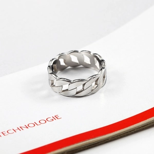 Nahaufnahme eines silbernen Cuban-Link-Rings mit poliertem Finish auf Displaykarte