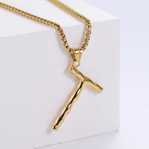 Gros plan détaillé du collier pendentif lettre T doré avec texture ondulée unique